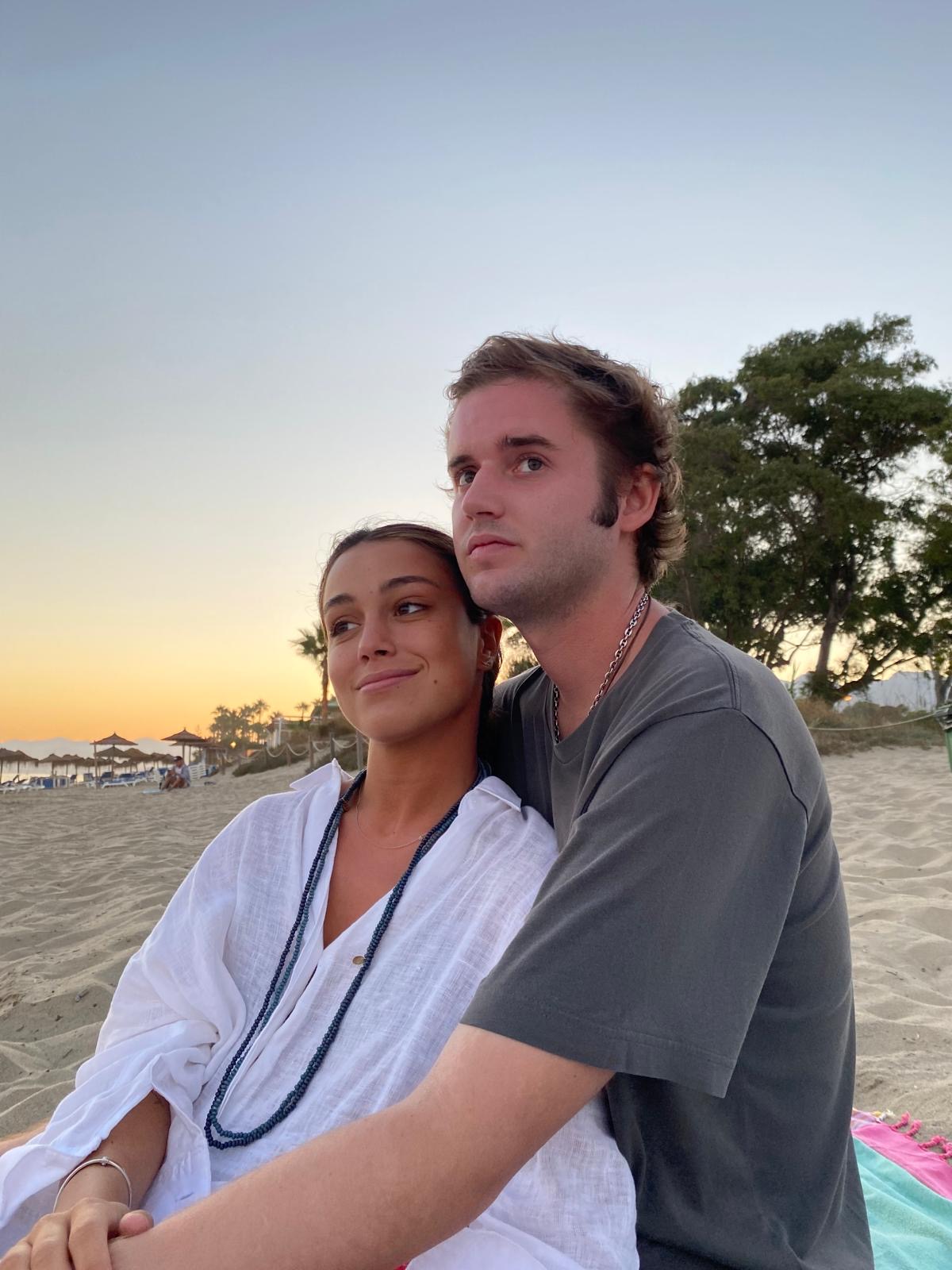 María y Pedro juntos al atardecer